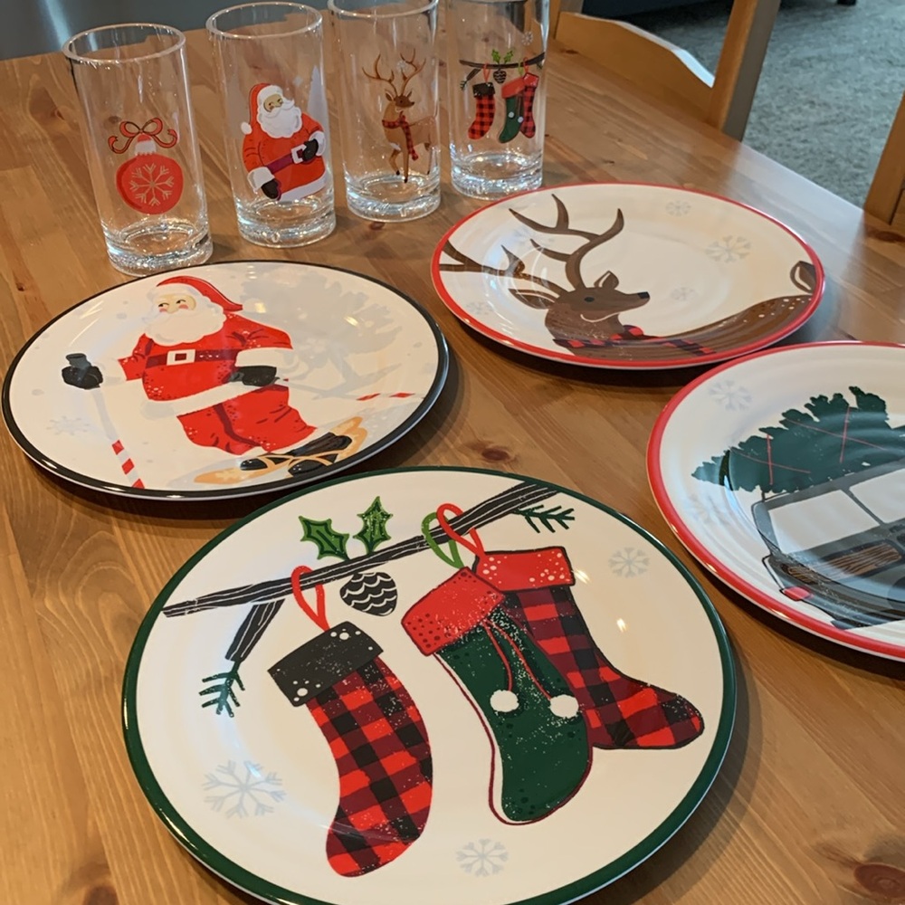 Set of 4 Christmas Plates and 4 Christmas Cups - Picture 2 of 10